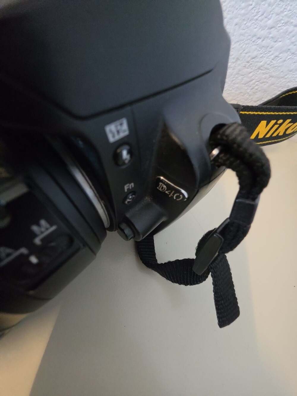 Nikon D40 6.1MP DSLR Camera with 18-55mm Lens and Battery Charger - Picture 2 of 13